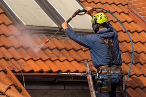 Conseils pour nettoyer une toiture sans monter sur le toit
